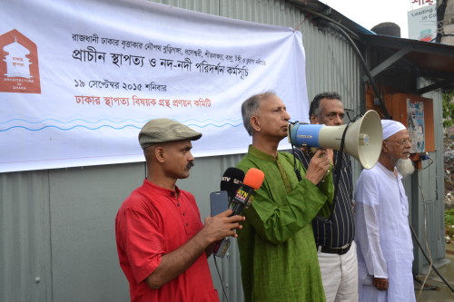 At the start of the day, Dr. Arefin (centre) welcomes the group and expresses his concerns about the degrading environment of the rivers.